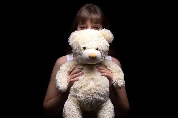 Sluwe tiener meisje met teddybeer — Stockfoto