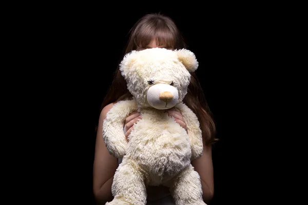 Adolescente cachée derrière un ours en peluche — Photo