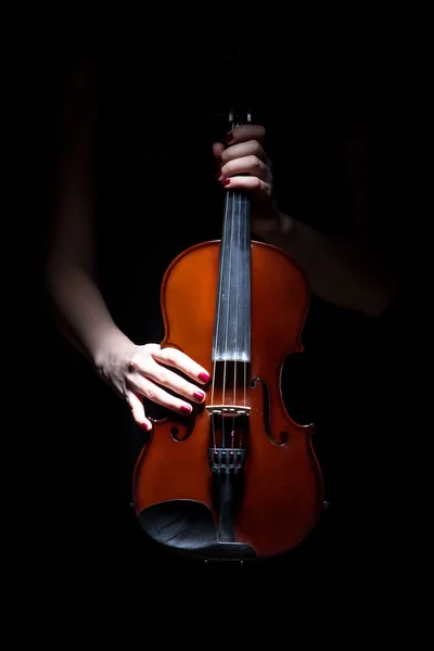 Женские руки на скрипке — стоковое фото