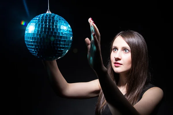 Morena mujer tocando disco bola — Foto de Stock