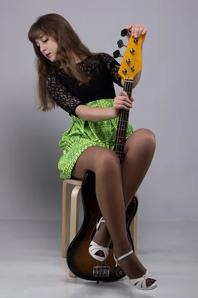 Ragazza adolescente seduta con la chitarra — Foto Stock