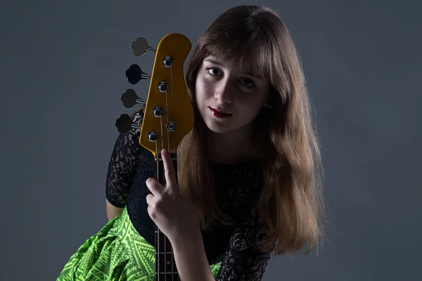 Adolescente menina segurando baixo guitarra — Fotografia de Stock