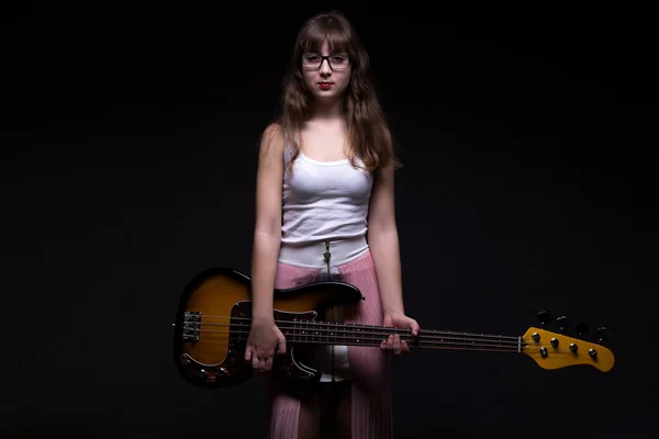 Ragazza adolescente in ombra con chitarra — Foto Stock
