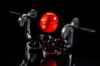 Şeffaf kırmızı cam boncuk stand