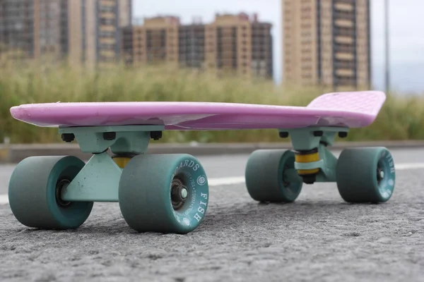 Розовый Скейтборд Асфальте Фоне Города — стоковое фото