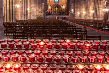 Arka planda bulanıklık, kilise içi boş ve yanan mumlar. Ruhanilik, Hıristiyanlık geçmişi.
