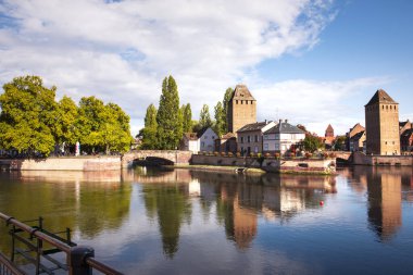 Strasbourg 'daki Ponts Couverts' in manzarası. Strasbourg La Petite Fransa Bölgesi, III Nehir Kanalı, Alsace, Fransa.