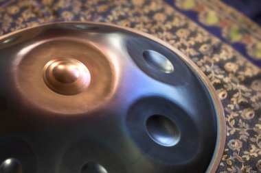 Darağacına yakın çekim. Askı, el pedi, davul müzik aleti.