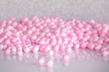 Pembe toplar arka plan, pastel renkler soyut kabarcıklar. Sancak, kopyalama alanı, geometrik arkaplan. Modern teçhizat, bir sürü 3 boyutlu top..