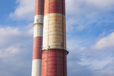 Katowice 'deki kömür madeninin oradaki eski tuğla sanayi bacalarının yakın çekimi. Soyut endüstriyel geçmiş. Küresel ısınma, CO2 emisyonu, kömür enerji sorunları, hava kirliliği, iklim değişikliği. 