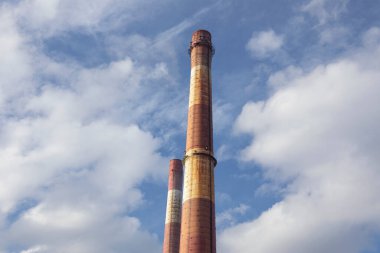 Katowice 'deki kömür madeninin oradaki eski tuğla sanayi bacalarının yakın çekimi. Soyut endüstriyel geçmiş. Küresel ısınma, CO2 emisyonu, kömür enerji sorunları.