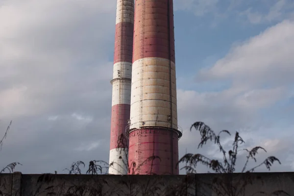 Κοντινό Πλάνο Παλιών Καμινάδων Από Ανθρακωρυχείο Στο Κατοβίτσε Βιομηχανικό Τοπίο — Φωτογραφία Αρχείου