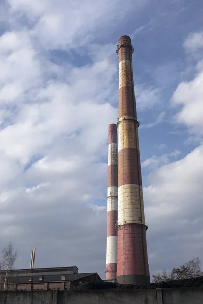 Dwa Wysokie Kominy Przemysłowe Elektrownia Węglowa Przy Kopalni Węgla Kamiennego — Zdjęcie stockowe