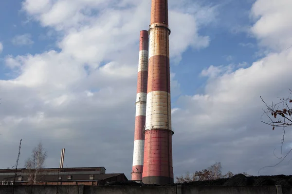Βιομηχανικό Τοπίο Δύο Κόκκινες Και Λευκές Βιομηχανικές Καμινάδες Ανθρακωρυχείο Στο — Φωτογραφία Αρχείου