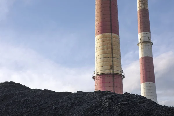 Hromada Uhlí Přírodní Černé Uhlí Průmyslovými Komíny Průmyslové Zázemí Globální — Stock fotografie
