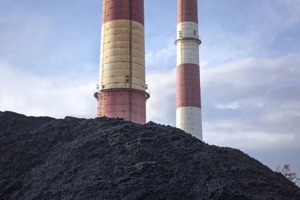 Hromada Uhlí Přírodní Černé Uhlí Průmyslovým Komínem Průmyslová Krajina Hromadou — Stock fotografie