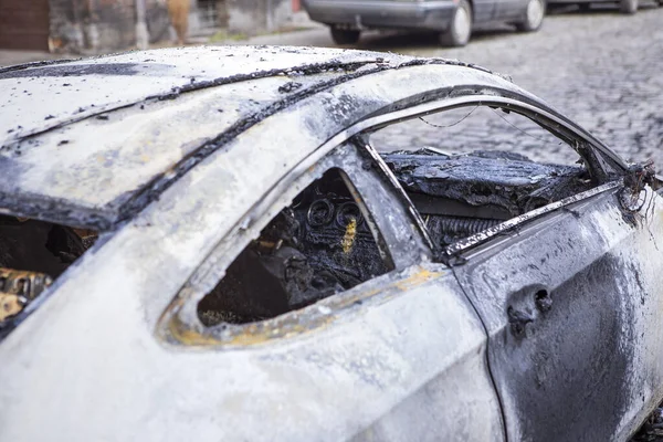 Spalony Samochód Bliska Samochód Pożarze Widok Boku Zbrodnia Wandalizmu Zamieszki — Zdjęcie stockowe