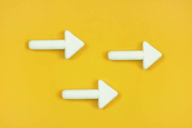 Oklar sağ tarafı gösteriyor. Üç boyutlu model, turuncu arka planda beyaz tabela. Doğru yol konsepti.