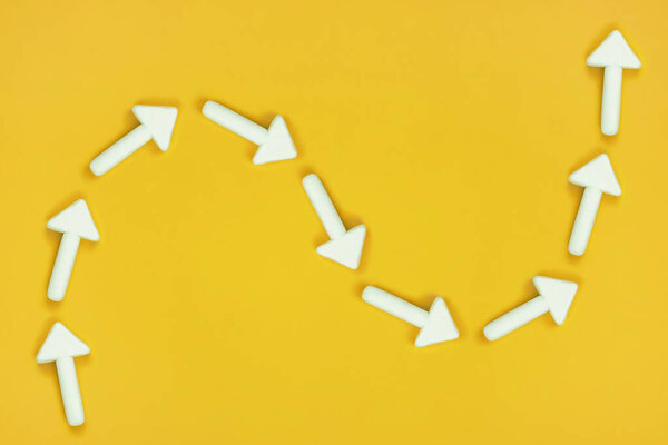 Стрелки, указывающие путь вверх и вниз, график саморазвития. График греховных волн, бизнес-карьера, взлеты и падения, мотивация, движение вперед, концепция успеха.