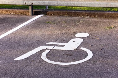  Özürlü simgesi. Engelli işareti ve sembolü olan park yeri. Tekerlekli sandalye sembollü boş park yeri. Engelli imzası. Boşluğu kopyala.