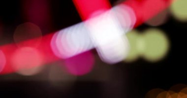 Soyut sahte arka plan, renkli şehir ışıkları. Odaklanmış ışıkları hareket ettiriyorum. Festival Etkinliği Partisi, eğlenceli atmosfer. Bulanık dönme dolap çok renkli gece lambaları.