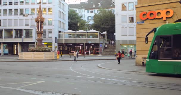 Basel Sviçre 2021 Basel Şehrinde Trafik Tramvay Tramvay Durağından Ayrılıyor — Stok video