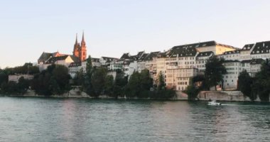 Ren nehri manzarası ve tarihi mimarisi olan eski kasaba bölgesi, akşam gökyüzü. Basel, İsviçre