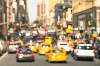 Bitirim ufuk arabalar ve sarı taksi ile sıcak güneşli gün renk tonları - gerçek hayat ulaşım konsepti ile New York City - Manhattan şehir merkezinde trafik sıkışıklığı - bulanık bokeh kartpostal kabinler