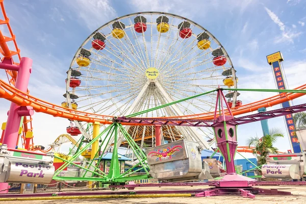 LOS ANGELES - 18 MARZO 2015: veduta frontale dettagliata della ruota panoramica multicolore al molo di Santa Monica al Pacific Amusement Park - Punto di riferimento sulla costa californiana ai piedi di Colorado Avenue — Foto Stock