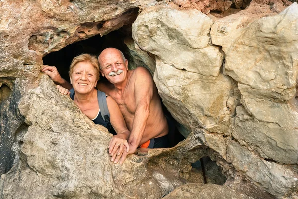 Senior feliz pareja divirtiéndose en la entrada de la cueva de Kayangan en Coron - Viajes de aventura en Filipinas y destinos asiáticos - Concepto de personas mayores activas en todo el mundo sin limitación de edad —  Fotos de Stock