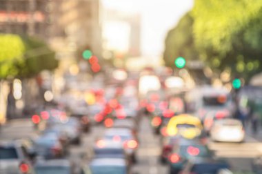 Rush hour trafik sıkışıklığı Los Angeles downtown - parlak gün ışığı renkleri ile Amerikan ikonik şehrin bulanık bokeh kartpostal - gerçek hayat ulaşım konsepti ile ufuk yaş ve genel Araçlar-