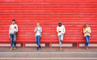 Kırmızı ahşap arka plan - birbirlerine karşı ilgisizlik ile kentsel yaşam teknoloji bağımlılığı - ile smartphone kullanarak çok ırklı moda arkadaş grubu insanlar modern cep telefonlarına bağımlısı