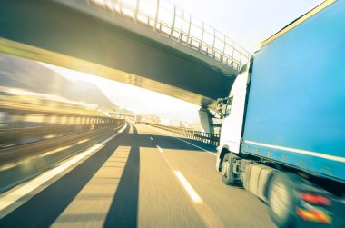 Genel yarı kamyon karayolu Üstgeçit - taşıma sektöründe lojistik kavramı semitruck konteyner hızlı speedway üzerinde sürüş ile - altında üzerinde güneş halo ve bulanık kenarları yumuşak vintage filtresiyle hızlandırmak