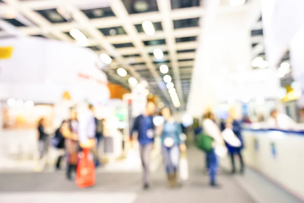 Defocused bokeh abstract of generic trade show expo stand - Concept of business social gathering for international tradeshow of tourism meeting exchange - Soft overexposed desaturated filter — Stock Photo, Image