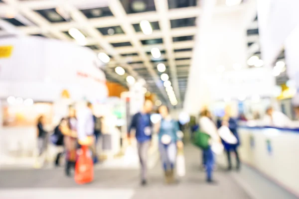 Abstrato de bokeh desfocado do stand de exposição de feira genérica - Conceito de reunião social de negócios para o comércio internacional de troca de reunião de turismo - Filtro dessaturado sobreexposto macio — Fotografia de Stock