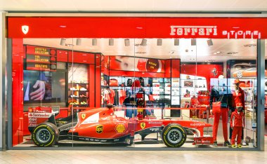 Bologna, İtalya - 26 Şubat 2016: Ferrari Store Guglielmo Marconi Uluslararası Havaalanı'nda; Maranello İtalya merkezli bir dünya ünlü İtalyan lüks spor otomobil üreticisi Ferrari S.p.A. olduğunu
