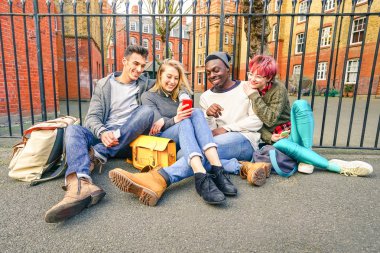 Mutlu en iyi arkadaşlar eğlenmeye mobil akıllı telefon - genç hipster insanlar tarafından sosyal ağ toplum - teknoloji kavramı - smartphone bağımlısı kullanarak canlı renk tonlarını doymuş çok ırklı grup