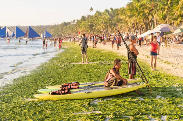 长滩岛，菲律宾-2016 年 2 月 13 日 ︰ 砂沙滩和蓝色的海洋，在东南亚地区游客与日常生活中用白色长滩岛-在菲律宾的专属目的地群岛-旅游概念 — 图库照片