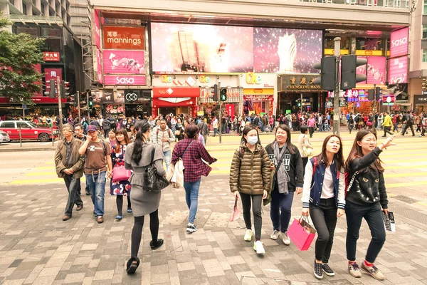 Crowd of multiracial people crossing Nathan Road in Hong Kong — Stock Photo, Image