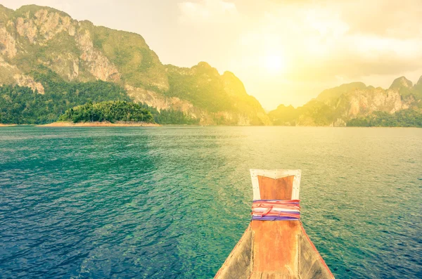 Sicht auf den Kausee vom Long Tail Boat - Khao Sok Nationalpark in Thailand - Abenteuerreisekonzept mit Fernweh-Gefühlen - verstärkter Sonnenlicht-Heiligenschein mit lebendigem Vintage-Filter — Stockfoto