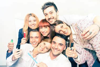 Mutlu insanların grup selfie - çalışma eğlenceli insan kaynakları kavramı iş alarak çalışan işçilerin zaman düşük doğru adamı odaklanmak - girişimciler ofis kurmak - parlak doygunluğu azaltılmış filtresiyle