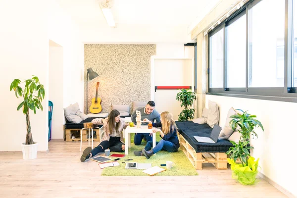 Groep jongeren werknemer werknemers hebben een pauze in opstart filter uit office - businessconcept van human resources en plezier op de arbeidstijd - ondernemers houten spel opstarten - lichte vintage — Stockfoto