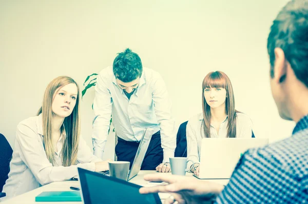 Jovens trabalhadores assalariados em momento de crise difícil - Conceito de negócio de recursos humanos e problemas no tempo de trabalho - Iniciar empreendedores enfrentando falha - Processamento cruzado filtro dessaturado — Fotografia de Stock