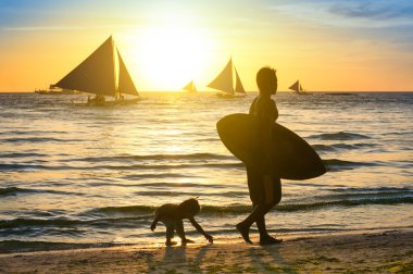 Tanınmayan sörfçü Boracay çocuğunun günbatımı - baba ve oğul beach - özel seyahat eğlenceli yürüyüş sırasında değiştirilmiş silüeti hedef Filipinler - sıcak Gelişmiş filtre uygulanmış görünüm