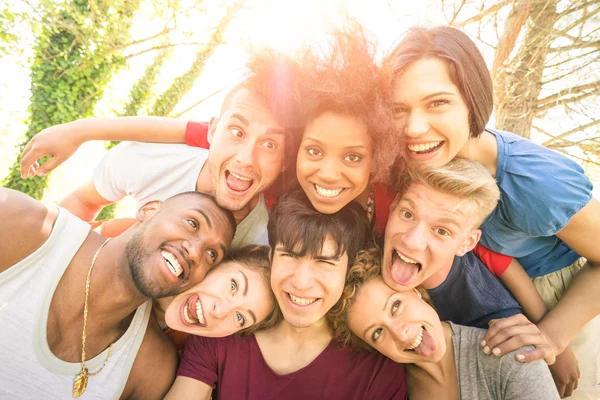 Nejlepší přátelé uživatele s selfie venkovní s zadní osvětlení - šťastné mládí koncept s mladými lidmi, Bavíte se spolu - přátelství proti rasismu a veselí - Vintage marsala filtr a sluneční halo záře — Stock fotografie