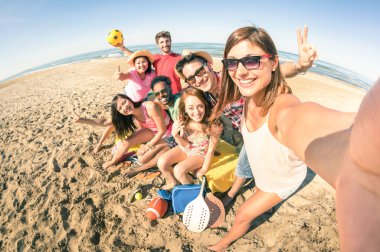 Çok ırklı, kız kamera tutarak odaklı güneşli öğleden sonra renk selfie alarak ve having oyunculuk ile plaj spor oyunları - yaz sevinç kavramı ve çoklu etnik dostluk - arkadaşlar sesleri mutlu grup