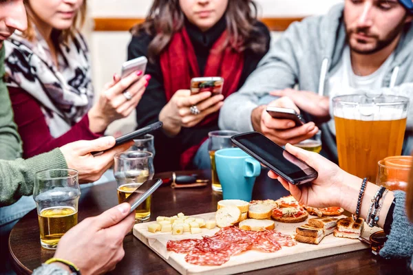 Zijaanzicht Van Handen Met Mobiele Telefoons Bierbar Restaurant Mensen Die — Stockfoto