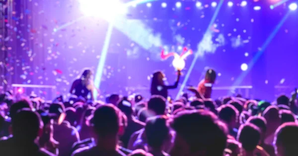 Verschwommene Defokussierte Menschen Tanzen Bei Musiknacht Festival Abstraktes Bild Hintergrund — Stockfoto