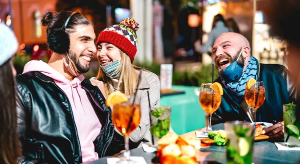 Unga Vänner Pratar Vintern Cocktailbar Utomhus Bär Öppen Ansiktsmask Nytt — Stockfoto