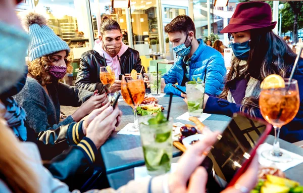 Millenial People Using Mobile Smart Phones Cocktail Bar New Normal —  Fotos de Stock